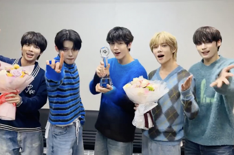 Žiūrėkite: TXT užėmė 2-ąją pergalę už „Over The Moon“ „Muzikiniame banke“; ATEEZ, NCT DREAM ir kt. pasirodymai