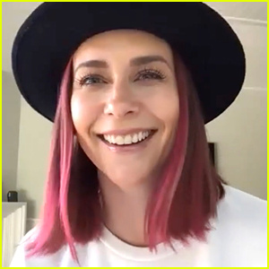 Jennifer Love Hewitt mostra un nou cabell rosa mentre parla de l'educació a casa durant la quarantena
