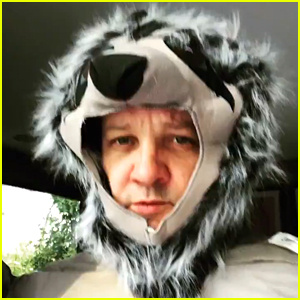Jeremy Renner kler seg ut i en dovendyr-onesie under karantene | Jeremy Renner
