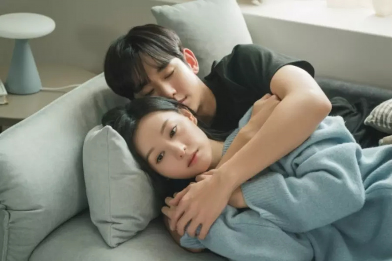 คิมซูฮยอน และคิมจีวอน กอดกันหลังจากที่เธอสารภาพใน “Queen Of Tears”