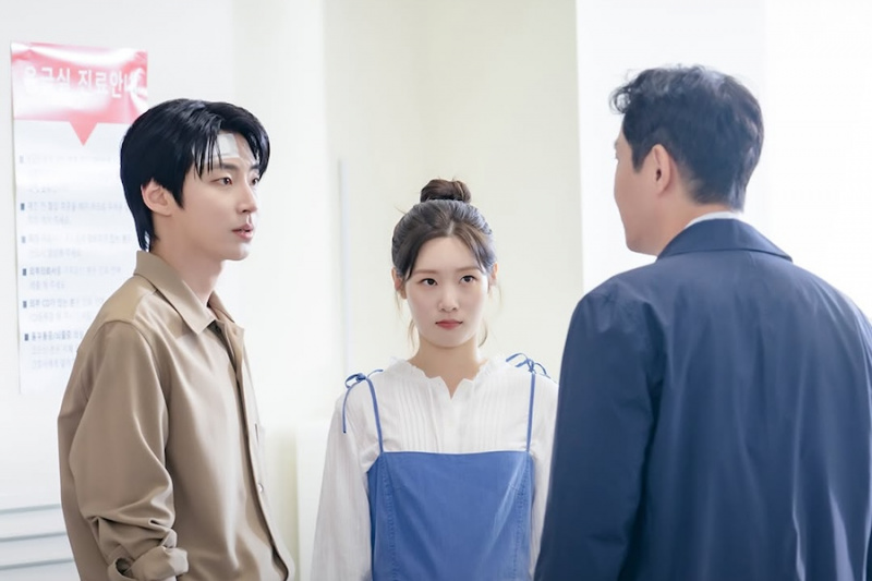 Hwang in Youp és Jung Chaeyeon szembesülnek az apjukkal, miután felfedték kapcsolatukat a 'Család szerint' című filmben.