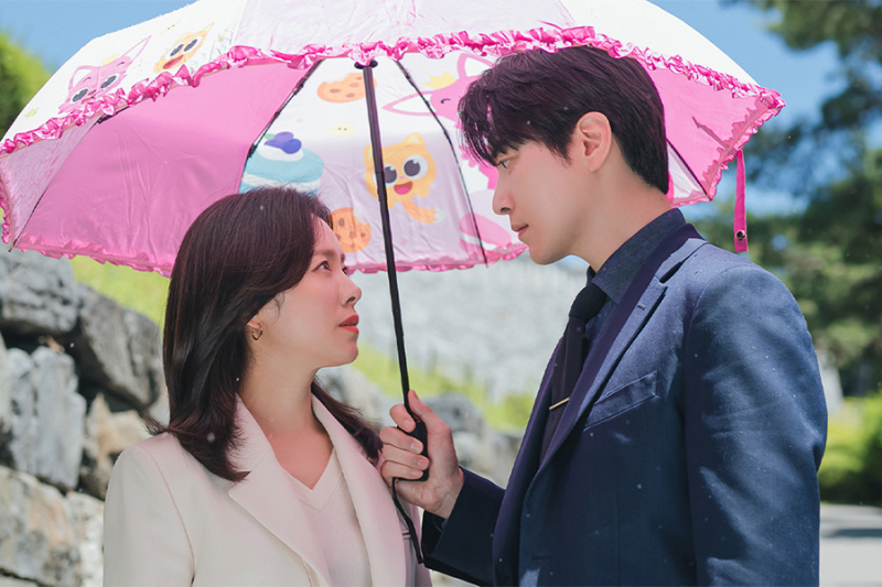 Han Ji Min ja Lee Jun Hyuk jagavad armsat hetke pisikese vihmavarju all filmis 'Love Scout'