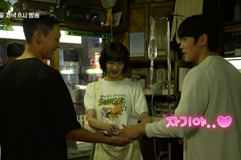 Anschauen: Kim Jung Hyun, Geum Sae Rok und Choi Tae Joon lachen gemeinsam und erhellen das Set von „Iron Family“