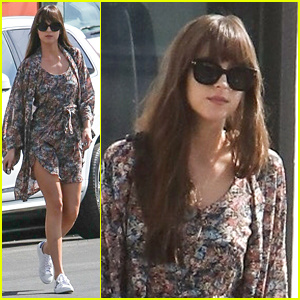Dakota Johnson 和她的小狗 Zeppelin 成为洛杉矶最可爱的一对