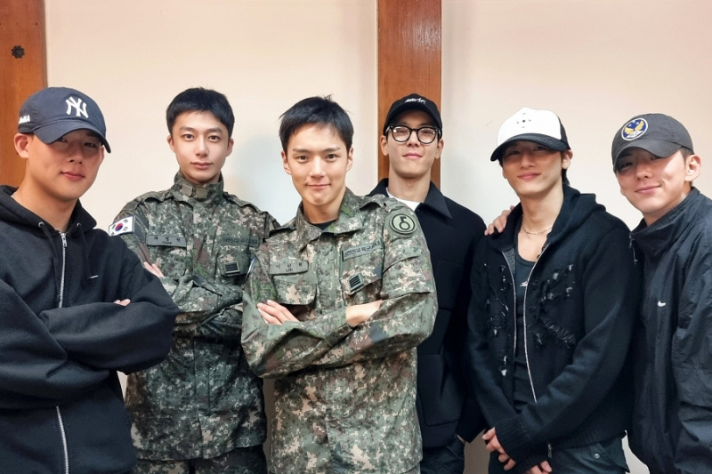 MONSTA X-Mitglieder kommen wieder zusammen, um Minhyuks Entlassung aus dem Militär zu feiern