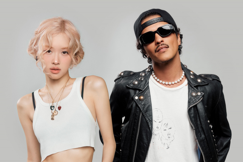 로제의 'APT.' 브루노 마스(Bruno Mars)와 함께 K팝 뮤직비디오 역사상 가장 빠른 6억뷰 돌파 기록을 세웠다.