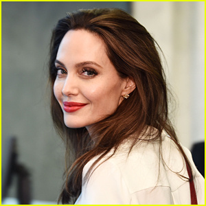 Si Angelina Jolie ay Sumulat ng Isang Napakahusay na Sanaysay Tungkol sa Kanyang Karanasan Sa mga Syrian Refugees | Angelina Jolie