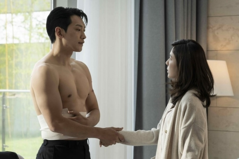 Rain y Kim Ha Neul sienten emociones sutiles después de un accidente en el nuevo drama “Red Swan”
