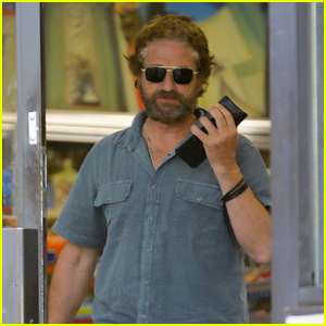 杰拉德·巴特勒 (Gerard Butler) 在洛杉矶的一次下午郊游中停止了一家酒类商店杰拉德·巴特勒