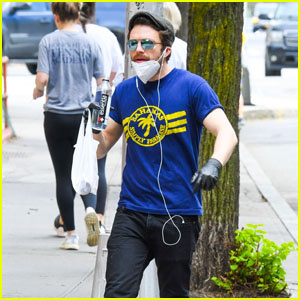 Sebastian Stan Agarra Essenciais com Máscara e Luvas em Nova York em Meio à Pandemia | Sebastian Stan