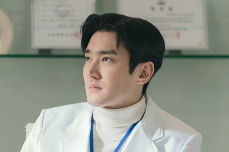 Super Junior崔始源在即将上映的电视剧《DNA恋人》中饰演才华横溢的妇产科医生