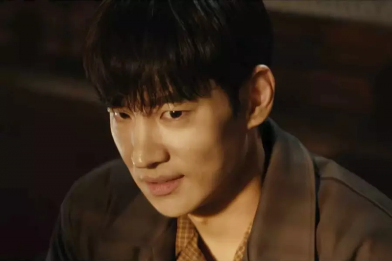 Se: Lee Je Hoon forvandles til en tv-legende i actionfyldte teasere til 'Chief Detective 1958'