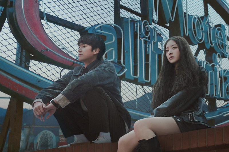Lee Se Young ja Na Woo istuvad uues draamaplakatis 'Motell California' katusel