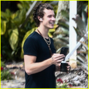 Shawn Mendes แชท FaceTime ระหว่างเดินเล่นตอนเช้าในไมอามี | ชอว์น เมนเดส