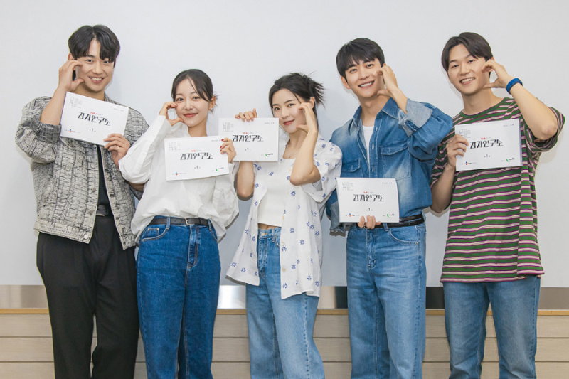 Гледайте: Lee Sun Bin, Kang Tae Oh и други се потапят в ролите си при четене на сценария за новата драма „The Potato Lab“