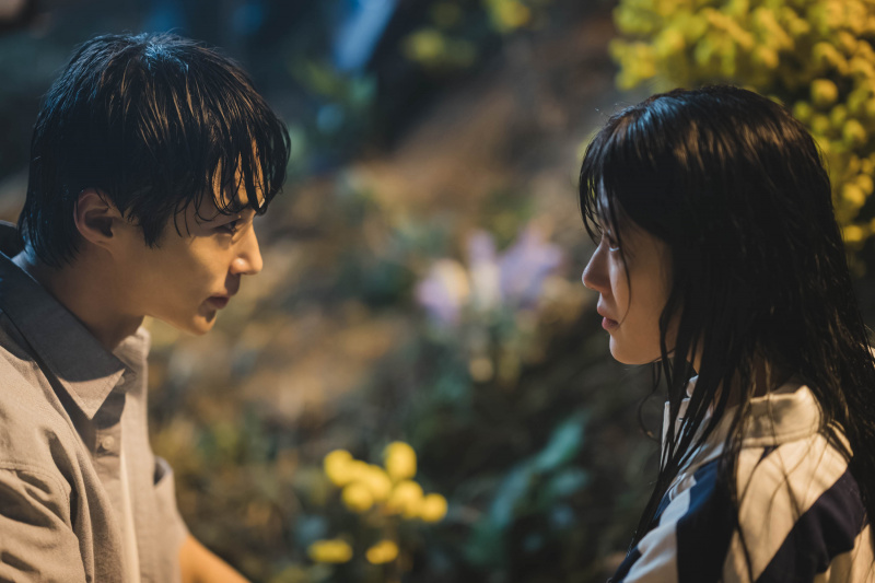 Byeon Woo Seok próbuje pocieszyć Kim Hye Yoon swoim ciepłym uściskiem w „Lovely Runner”