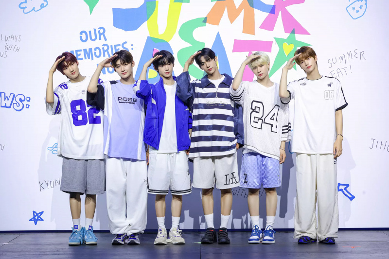 Exclusief: TWS-gerechten over hun comeback, doelpunten, steun van SEVENTEEN en meer tijdens de persshow 'SUMMER BEAT'