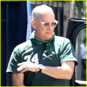 Nagsusuot si Tom Hanks ng Green Bandana Para sa Face Mask Habang Nagpapatakbo | Tom Hanks