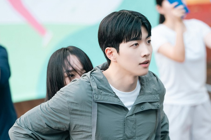 Kang Hoon chráni Shin Hae Sun vo filme „Dear Hyeri“