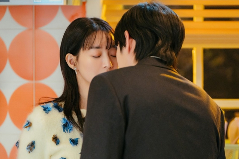 Kim Young Dae leunt voorover voor een kus met Shin Min Ah in 'No Gain No Love'