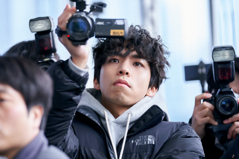Joo Jong Hyuk is een slimme assistent-regisseur die een onzekere toekomst tegemoet gaat in nieuw komediedrama 'Unmasked'