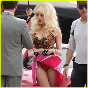  艾美·罗森 (Emmy Rossum) 在露脐上衣和裙子上展示了一些皮肤'Angelyne' Set