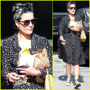Halsey holder ting søt i Star-Print-kjole for tur til CVS | Halsey