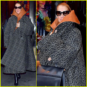 Celine Dion se enfrenta a la tormenta de lluvia de Nueva York con un impermeable de gran tamaño