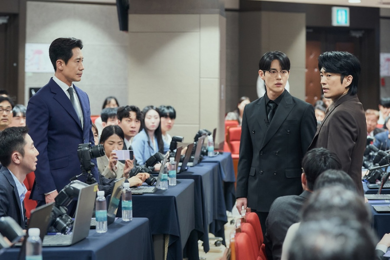 Si Shin Ha Kyun ay Handa Nang Bitag ang Isang Kahina-hinalang Shin Jae Ha Sa “The Auditors”