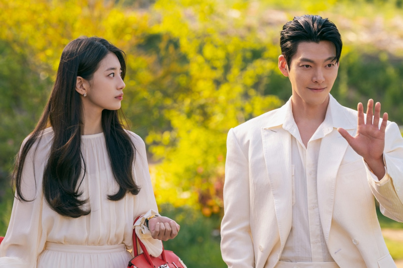 Suzy devient le nouveau maître de Kim Woo Bin dans le prochain rom-com fantasme 'Genie, Make a Wish'