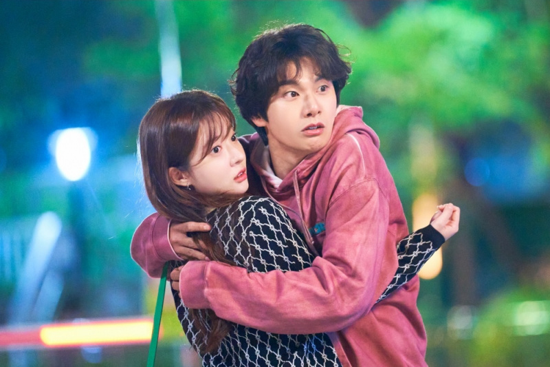 Lee Yi Kyung i Jo Soo Min són interromputs durant una abraçada romàntica a 'Marry YOU'