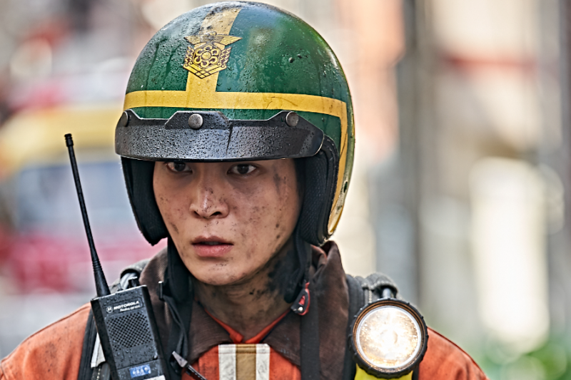Joo Won forvandler sig til en nybegynderbrandmand hjemsøgt af skyldfølelse i den kommende film 'Firefighters'