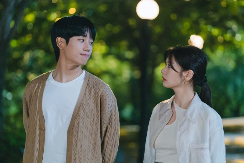 Jung Hae In 'Love Next Door'da Jung So Min'i Romantik Gece Yürüyüşünde Rahatlatıyor