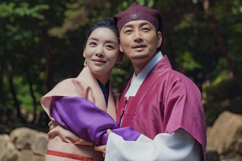 Cha Joo Young ir Lee Hyun Wook dalijasi Lovey-Dovey akimirkomis filme „Karalienė, kuri vainikuoja: prieš saulėtekį“