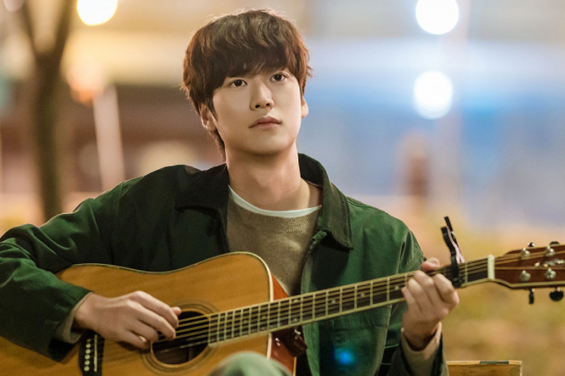 Na In Woo Tugs At Heartstrings With A Melancholic Guitar Performance In 'Motel California'