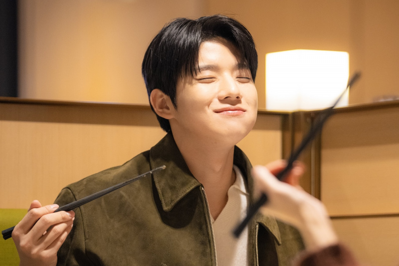 Moon Sang Min, Lumiwanag Bilang Isang Kaakit-akit na Chaebol na Dedikado sa Kanyang Girlfriend sa Paparating na Drama na 'Cinderella At 2 AM'