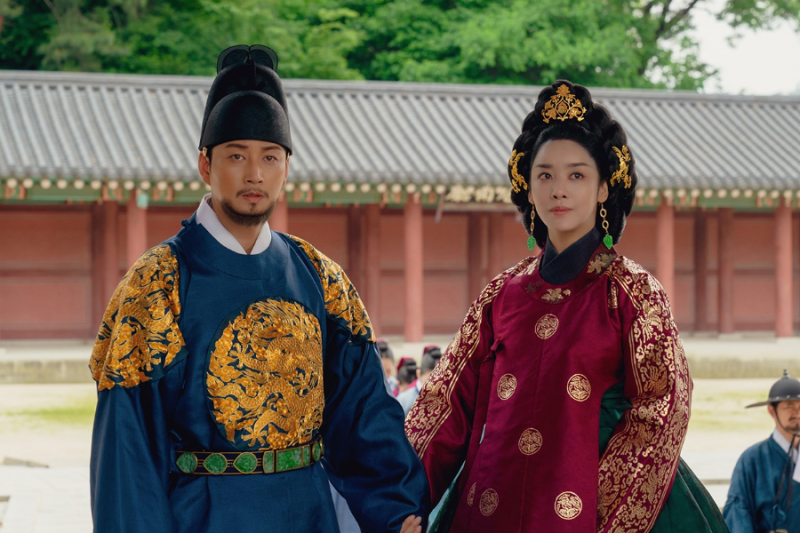 Cha Joo Young in Lee Hyun Wook predstavljata svojo globoko ljubezen drug do drugega v prihajajoči drami “The Queen Who Crowns”