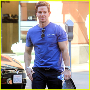 Mark Wahlberg Menunjukkan Ototnya Ketika Membeli-belah di Beverly Hills | Mark Wahlberg