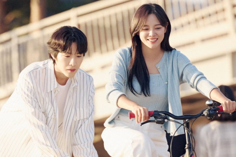 Lee Jong Won Menyokong Kim Se Jeong Menempuh Masa Sukar Dalam “Brewing Love”
