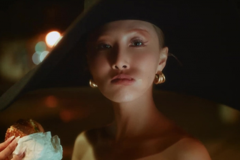 İzle: MAMAMOO'dan Hwasa 'NA' Geri Dönüşü İçin MV'de Kendine Güvenen ve Benzersiz Kişiliğini Sergiliyor