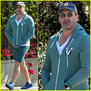 Jon Hamm Sports Green Jacket & Shorts για μεσημεριανό γεύμα στο Los Feliz | Τζον Χαμ