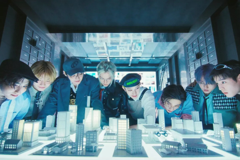 Anschauen: Stray Kids ist überlebensgroß im epischen neuen MV zu „MOUNTAINS“