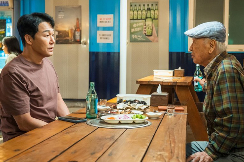 Sina Lee Soon Jae at Park Sung Woong ay Nagbabahagi ng Isang Tense na Pagsasama-sama ng Mag-ama sa 'Dog Knows Everything'