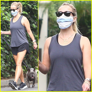 Reese Witherspoon surt a passejar amb el seu bulldog francès | Reese Witherspoon