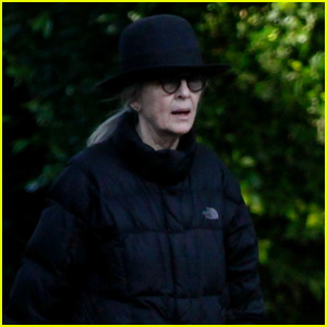 Diane Keaton neemt haar hond mee voor een middagwandeling | Diane Keaton