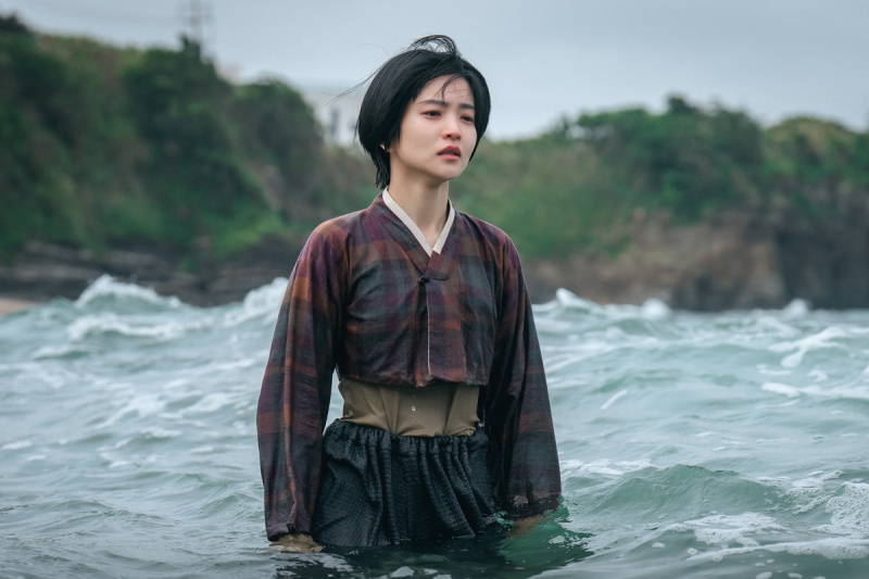 Kim Tae Ri cammina disperata nel mare in tempesta durante 'Jeongnyeon: The Star Is Born'