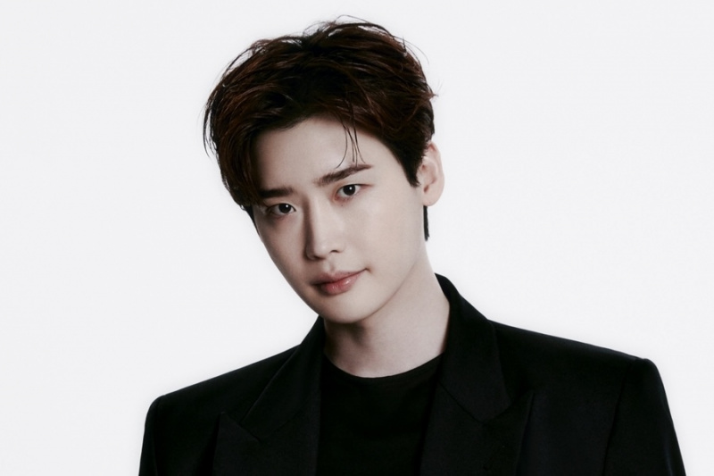 Lee Jong Suk, Kumpirmadong Magbibida Sa Bagong Drama Ni'W' Director