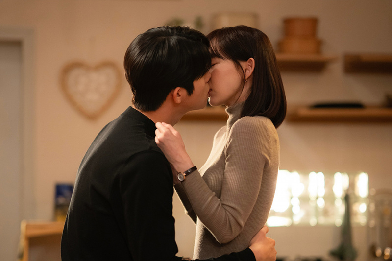 ムン・サンミンとシンヒョン、「午前2時のシンデレラ」で熱烈なキスを交わす