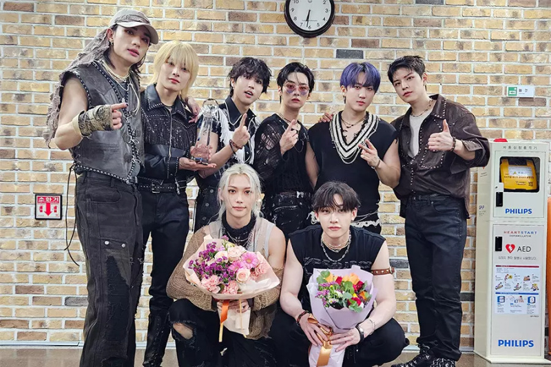 Saksikan: Stray Kids Meraih Kemenangan Kedua Untuk “Chk Chk Boom” Di “Music Bank”; Pertunjukan Oleh NCT 127, ENHYPEN, Dan Banyak Lagi