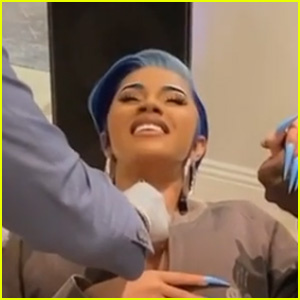 Cardi B dokumentira, kako dobiva piercinge na prsih – oglejte si (video)